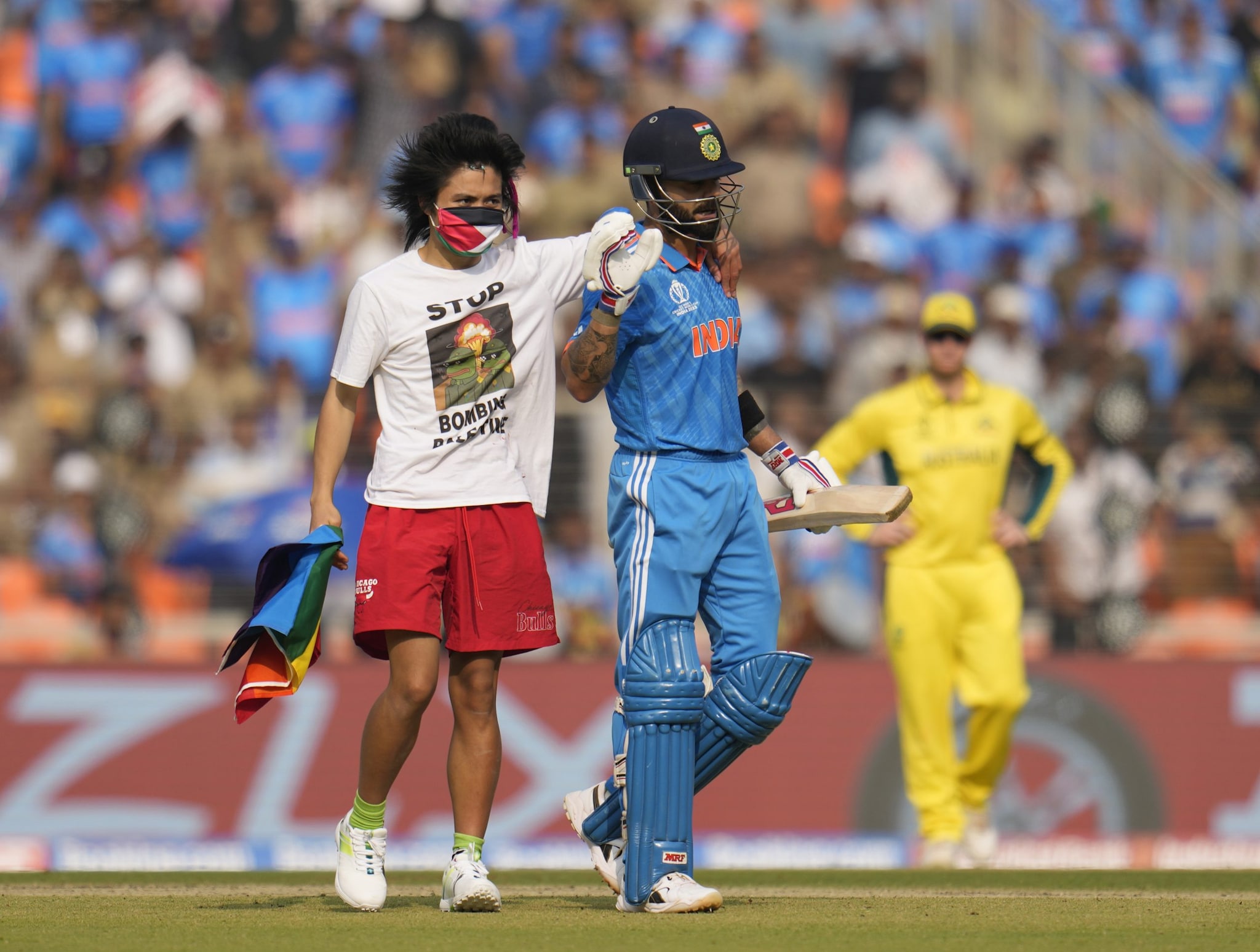 विराट कोहली के पास पहुंचा फिलिस्तीनी सपोर्टर, पुलिस ने लिया एक्शन