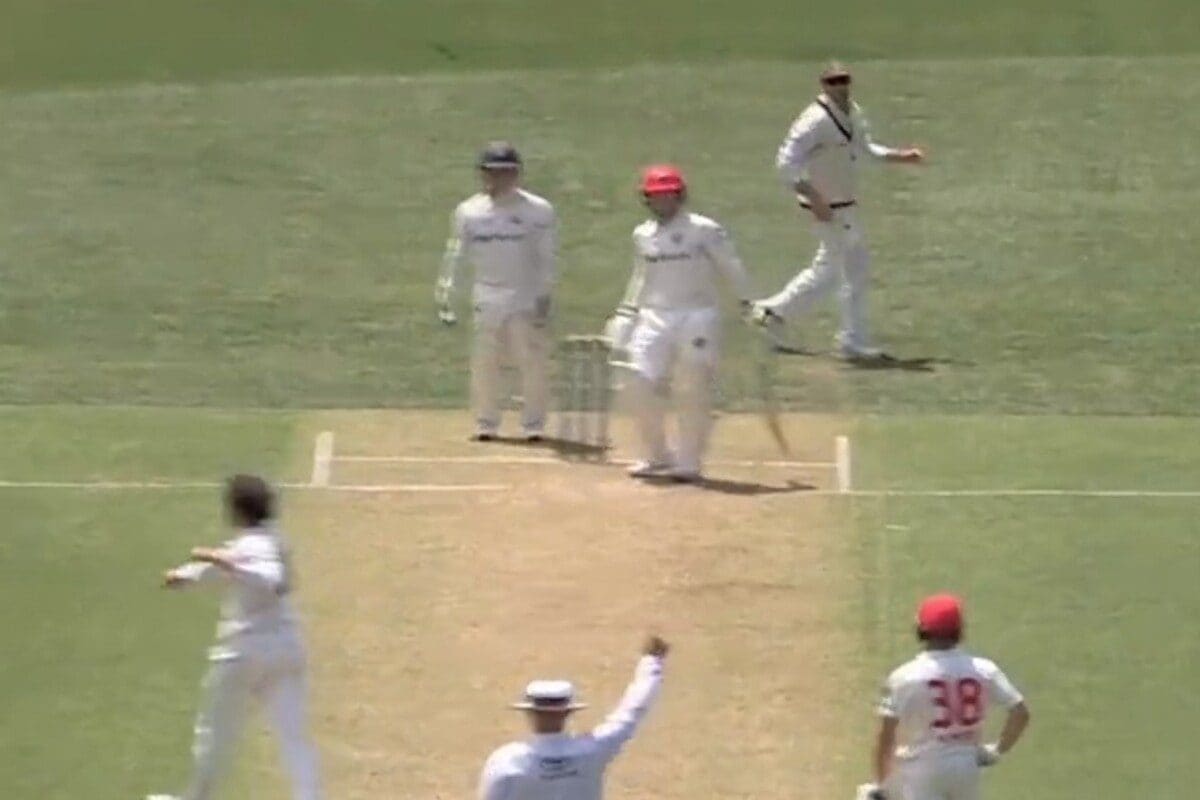 बैटर को आउट देने के बाद अम्‍पायर ने मानी गलती, वापस बुलाया, देखें VIDEO