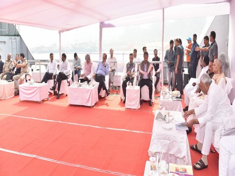 बिहार को विशेष राज्य का दर्जा देने का प्रस्ताव केंद्र सरकार के पास भेज दिया है.