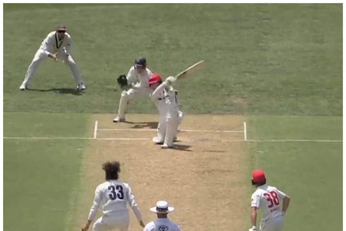 VIDEO: अंपायर ने दिया आउट, इसके बाद भी मिल गई बैटिंग की इजाजत, यह कैसा क्रिकेट