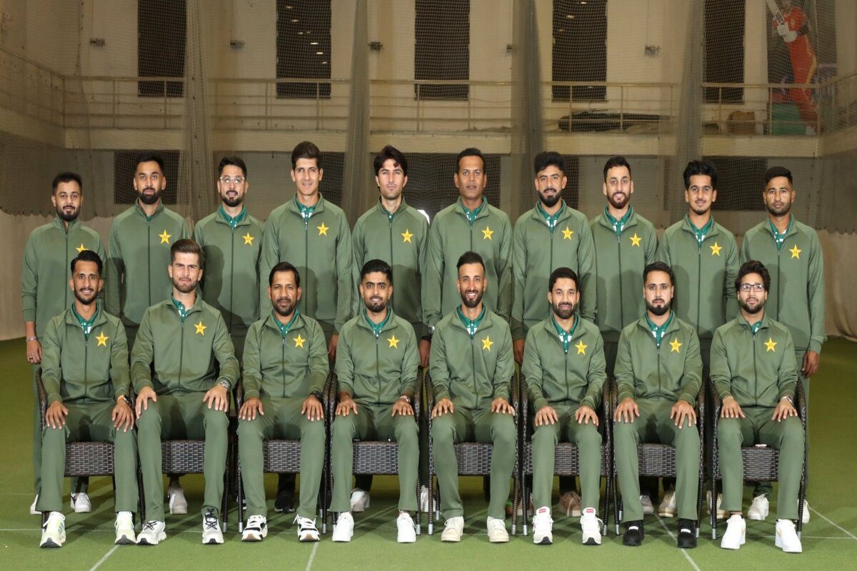 'ड्रेस किसने सिलेक्‍ट की', ऑस्‍ट्रेलिया रवाना हुई पाक टीम से फैंस का सवाल