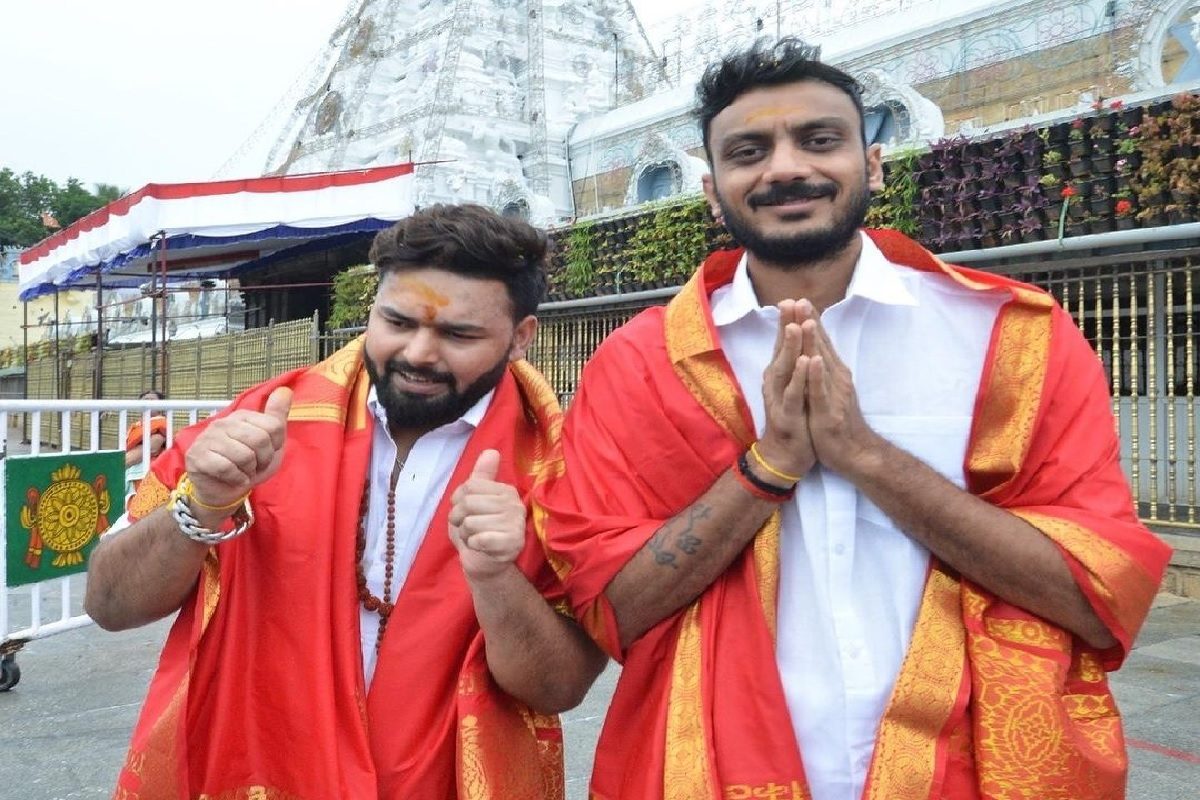 बालाजी के दर्शन करने तिरुपति पहुंचे ऋषभ पंत, अक्षर पटेल भी दिखे साथ