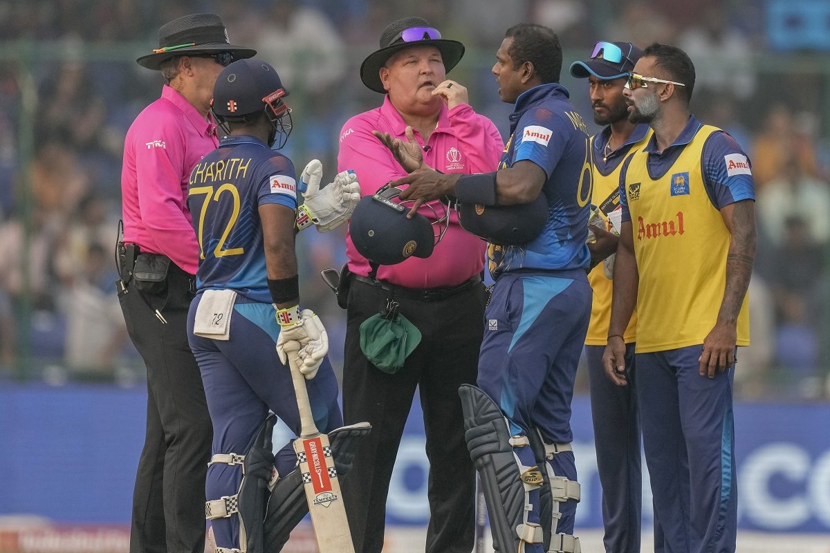 कौन है वो अंपायर, जिसने मैथ्यूज के हेल्मेट की टूटी बेल्ट पर लिया एक्शन?