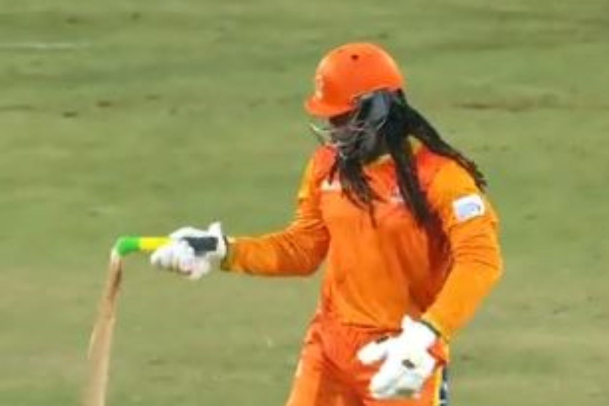 VIDEO: क्रिस गेल के बल्ले के हुए 2 टुकड़े, गेंद पहुंची बाउंड्री के पार