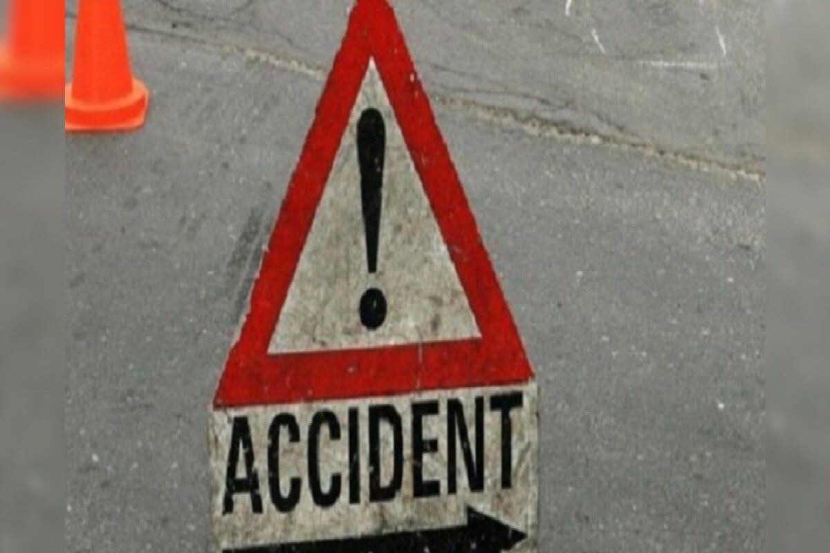 हाईवे पर खड़े ट्रक से टकराई गाड़ी, 8 लोगों की मौत, मुआवजे का ऐलान