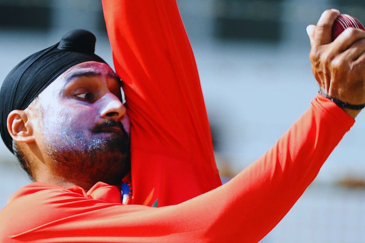 टीम इंडिया से इग्नोर चल रहे गेंदबाज के सपोर्ट में आए भज्जी, कहा- टी20 WC...