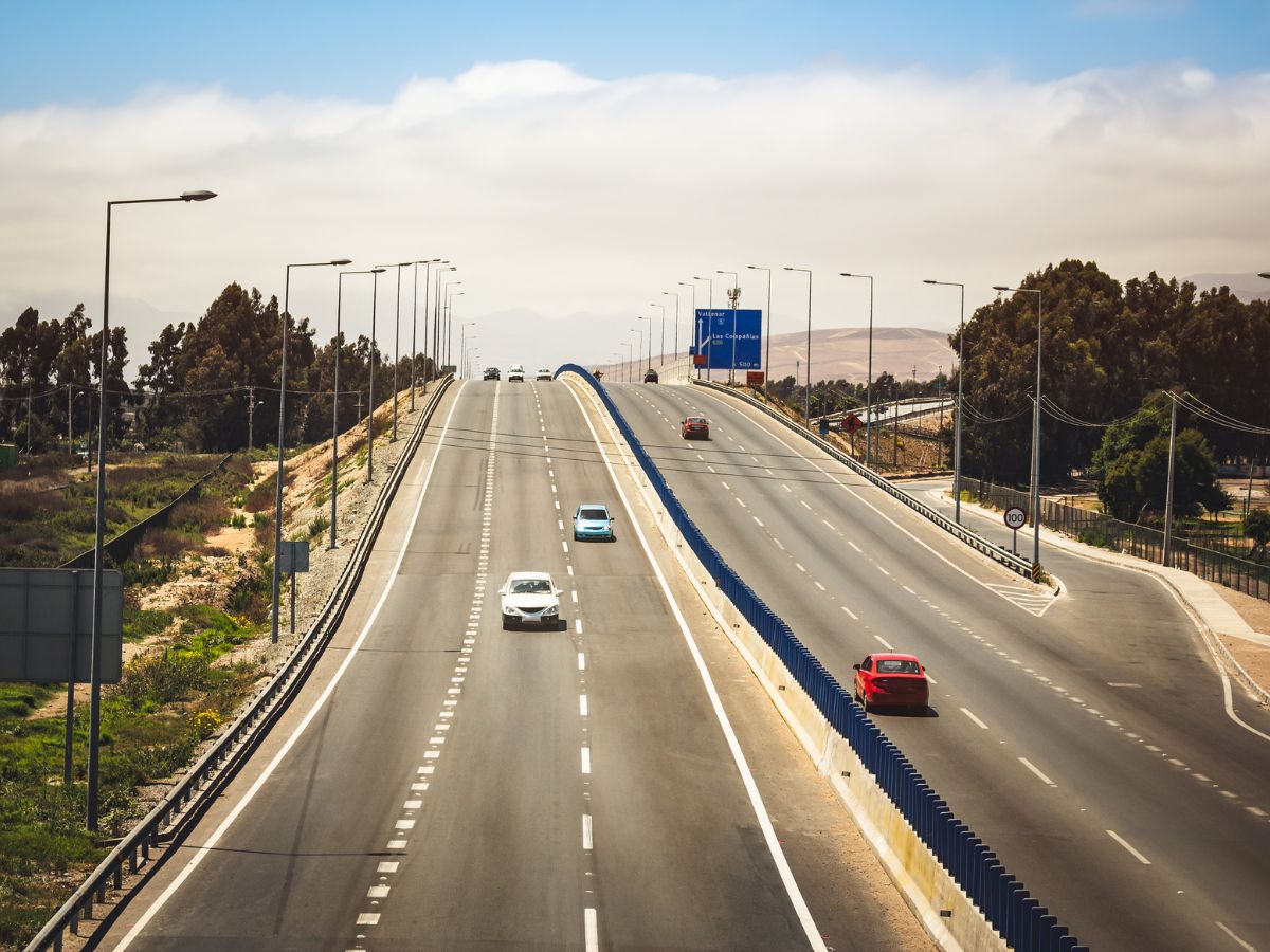 ideal gap between two vehicles in exoressway, How much distance should you keep between two moving vehicles, How distance between two going cars, What should be the minimum distance between two vehicles running on a highway, What is the minimum distance between vehicles,