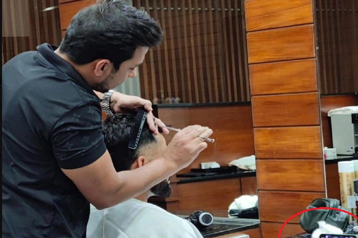 कोहली हैं बाबर के जबरा फैन! हेयरकट कराते हुए भी देखी बैटिंग, वायरल हो रहा फोटो