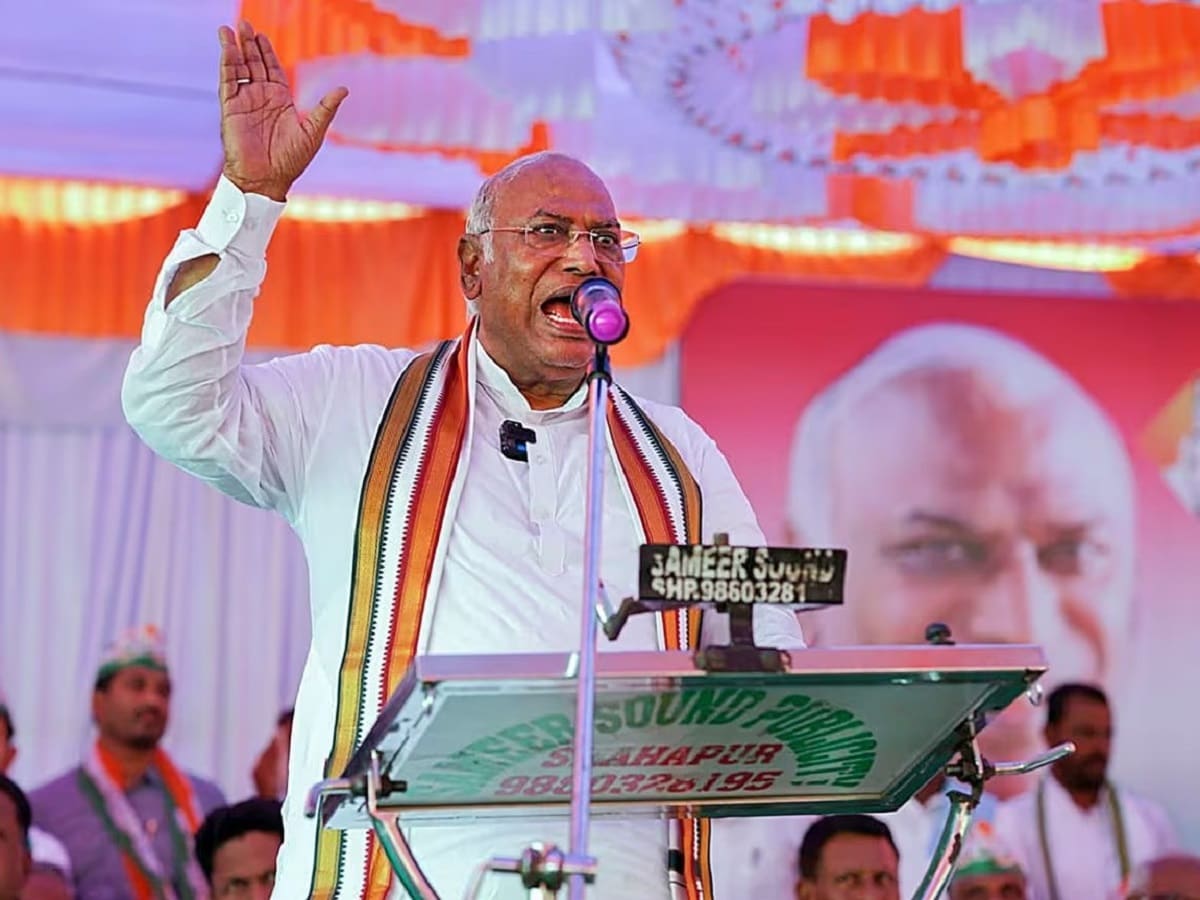 VIDEO: तेलंगाना रैली में जनता पर कांग्रेस अध्‍यक्ष मल्लिकार्जुन खड़गे हुए  नाराज, बीजेपी ने ली चुटकी - Congress President Mallikarjun Kharge angry at  public in Telangana rally ...