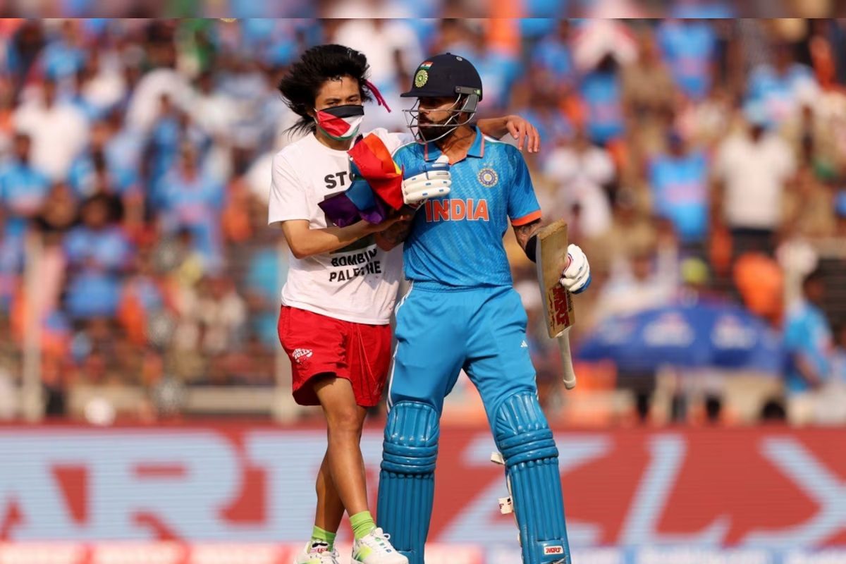 व‍िराट के कंधे पर हाथ रखने वाला शख्‍स मैदान में कैसे आया, तब क्‍या पहना था?