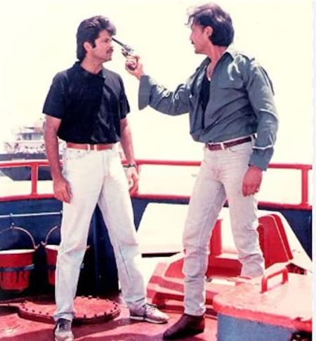   New Delhi.  The film 'Parinda' was inspired by the Hollywood movie On the Waterfront.  This film was directed by Vidhu Vinod Chopra.  This was a superhit film of the year 1989.  The songs, dialogues and scenes of the film are still liked by the audience.
