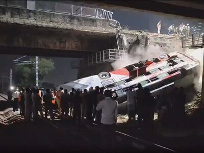 Rajasthan Bus Accident : राजस्थान में भीषण हादसा, पुल से नीचे रेलवे ट्रैक पर गिरी बस, चार लोगों की मौत 2 Rajasthan Bus Accident