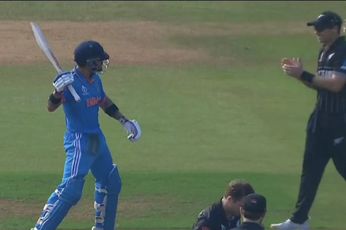 विराट कोहली ने सरेआम कीवी टीम के विकेट टेकर पर उठाया बैट! फैंस ने लिए मजे
