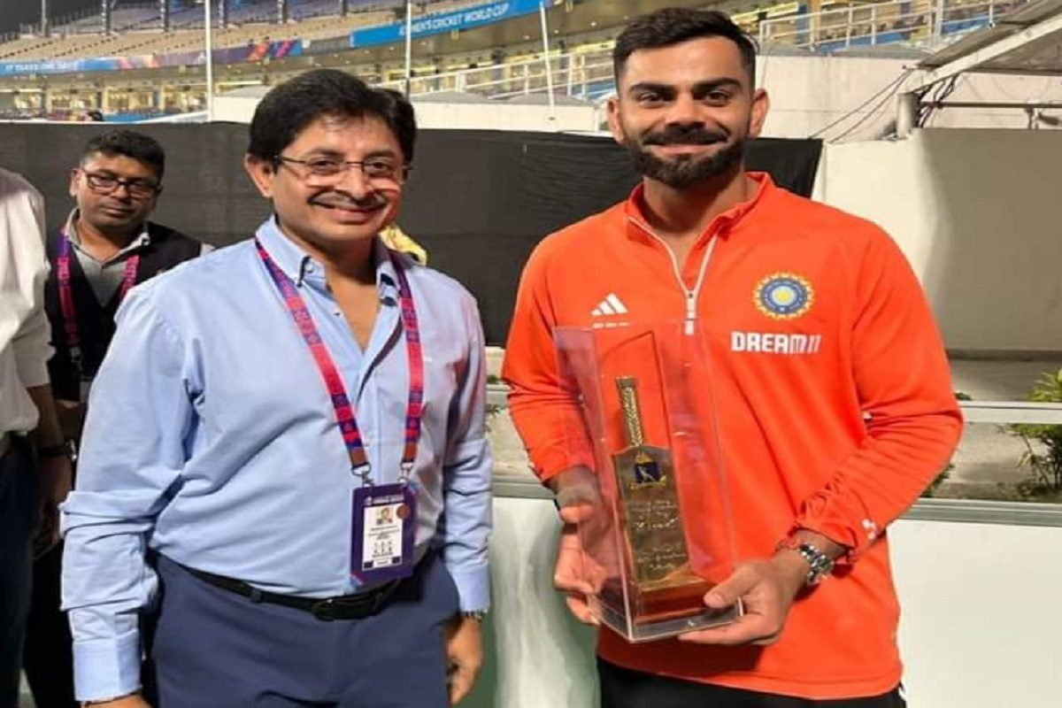 कोहली को रिकॉर्ड शतक के बाद मिला स्पेशल बर्थडे गिफ्ट, जम्बो केक भी काटा गया