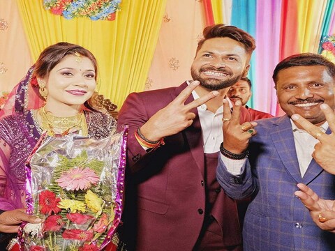 रिसेप्शन के दौरान पत्नी दिव्या के साथ क्रिकेटर मुकेश कुमार