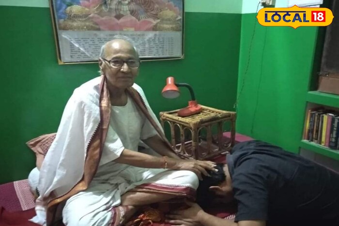 PHOTOS महामहोपाध्याय कमलेश दत्त त्रिपाठी का निधन, विदेशी शिष्य ने शव