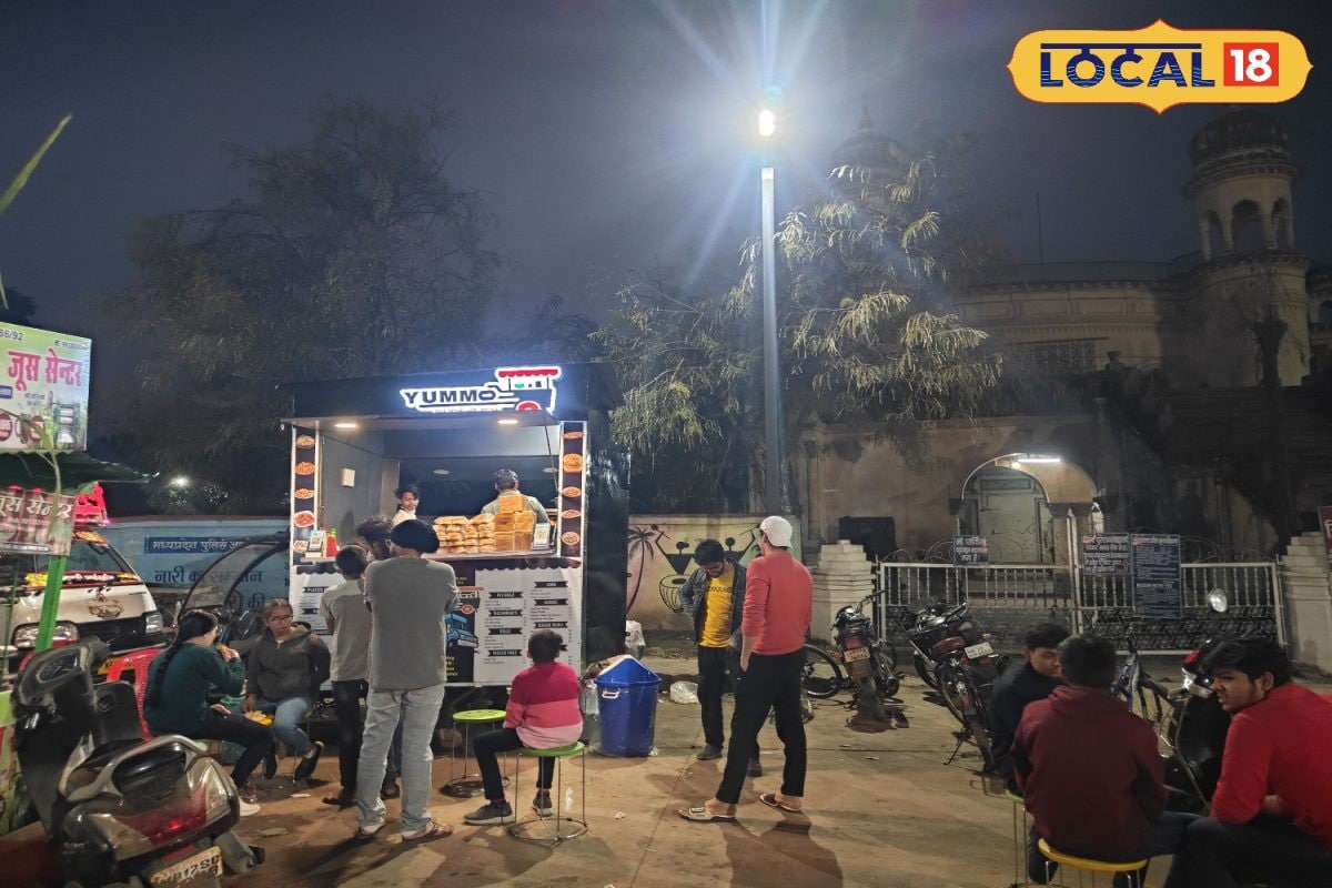 अनोखा है इस कुल्लड़ पिज्जा का स्वाद, शाम को जुटती है युवाओं की बम्पर भीड़