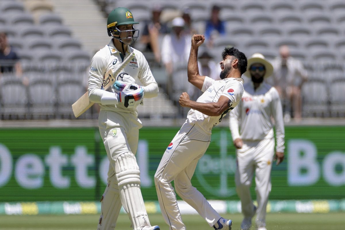 डेब्यू टेस्ट में पाक गेंदबाज आमिर का जलवा, ऑस्ट्रेलिया के पास 355 रन की बढ़त