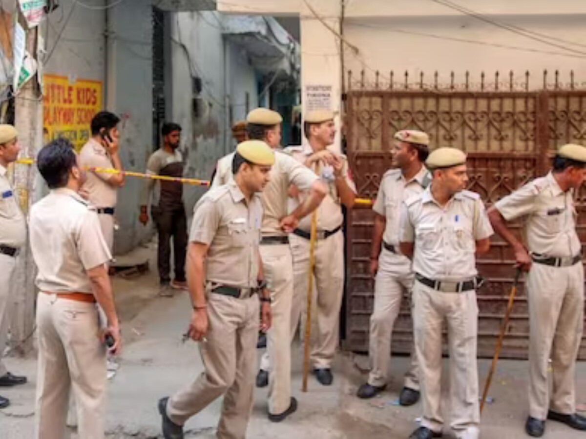 gold ring, beggar, Dabri news, delhi news, South West Delhi, beggar cheated a gold ring, woman, Dabri red light signal, complaint to Delhi Police, snake, king cobra, दिल्ली पुलिस, दिल्ली में भिखारी, सोने की अंगूठी की चोरी, भिखारी ने महिला का ठग लिया सोने की अंगूठी, सांप निकला,