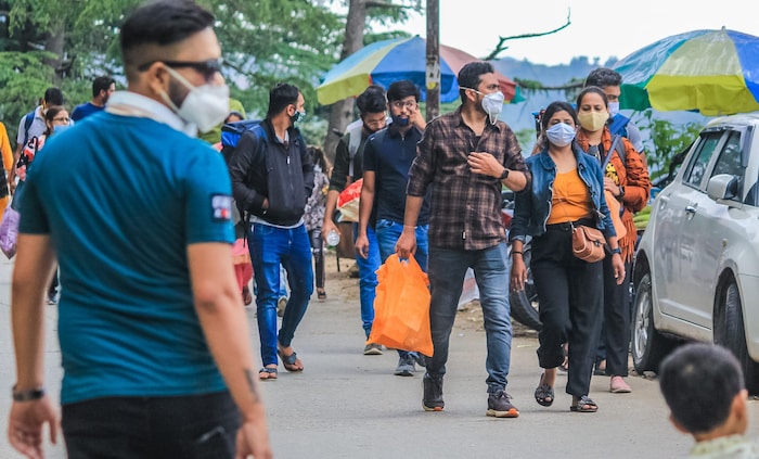 नए साल का जश्नः दलाई लामा की नगरी में सैलानियों की भीड़ #39 झूमने वालों
