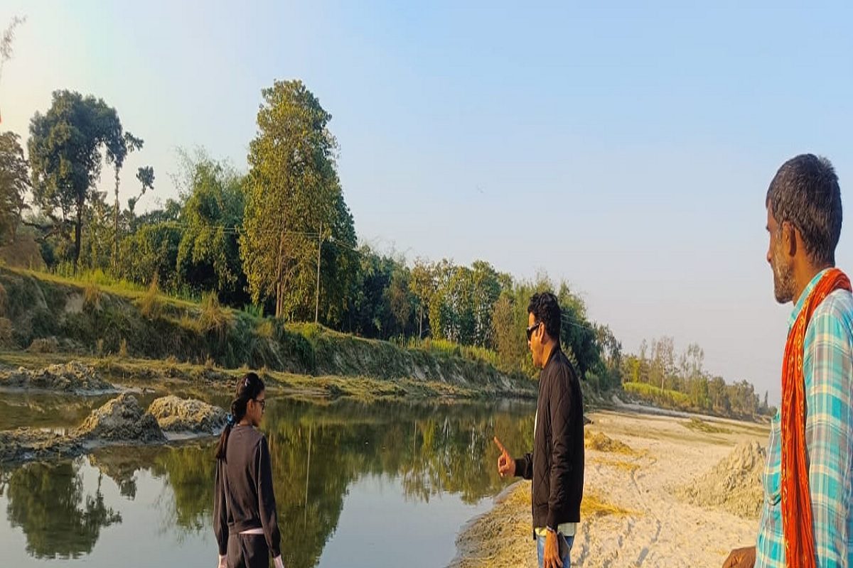 Bihar: खेत, नदी, पुल, स्टेशन, गांव की गलियां...हर जगह घूम रहे मनोज वाजपेयी