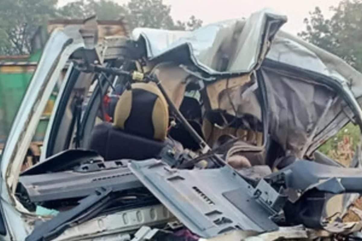 Odisha Road Accident: ओडिशा में भीषण सड़क हादसा, ट्रक से जा टकराई वैन, 8  लोगों की मौत - Odisha road accident kyonjhar many people died and injured  after collision between van and