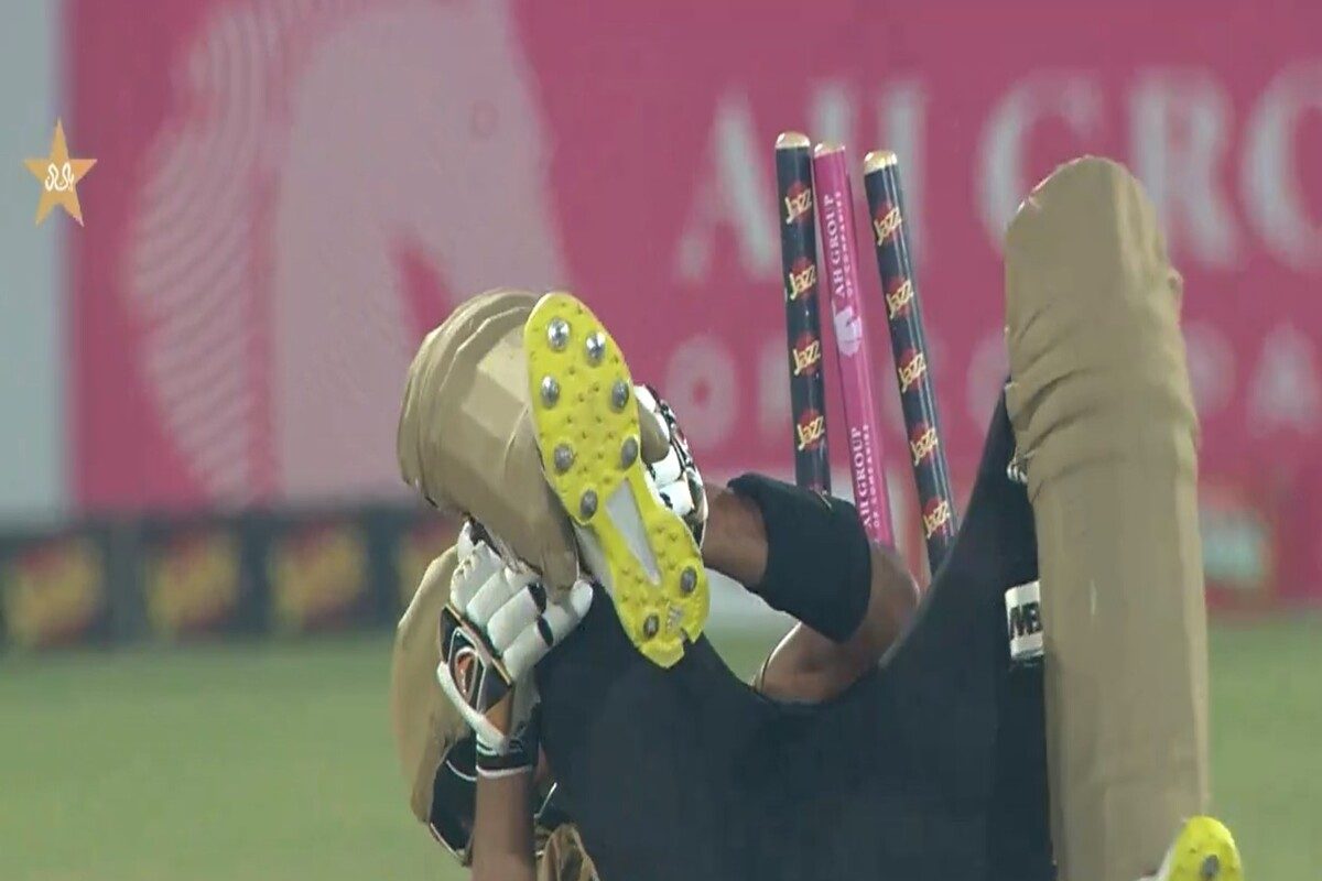 VIDEO: शॉट खेलते हुए स्‍टंप्‍स पर गिरा पाकिस्‍तानी बैटर, लंगड़ाते हुए लौटा