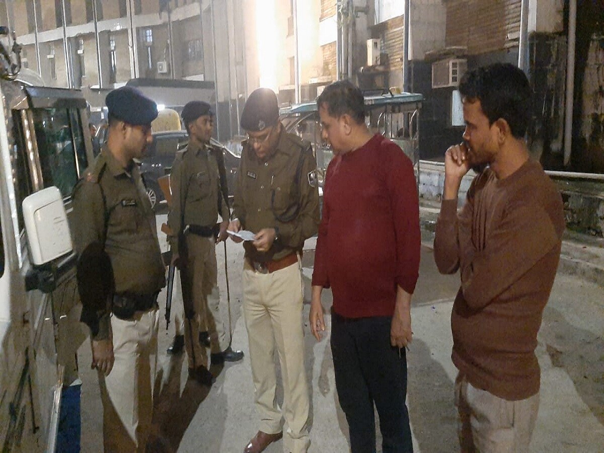 Patna Crime News: अपराधियों में बीच बाजार की ताबड़तोड़ फायरिंग, 2 लोगों को लगी  गोली, इलाके में दहशत - – News18 हिंदी