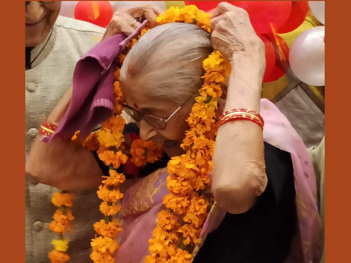 Ramdarash mishra Wife Saraswati, Ramdarash mishra Wife Death, Ramdarash mishra Wife Saraswati Death, रामदरश मिश्र की पत्नी सरस्वती, रामदरश मिश्र की कविताएं, रामदरश मिश्र की पत्नी का निधन, हिंदी साहित्य, रामदरश मिश्र की कहानियां, Om Nishchal, Ramdarash mishra News, Ramdarash mishra Wife Age, Ramdarash mishra Poetry in Hindi, Ramdarash mishra Ki Kavita, Ramdarash mishra Ki Kahani, Ramdarash mishra Books, Saraswati Samman, रामदरश मिश्र की कविताएं, रामदरश मिश्र की कहानी, रामदरश मिश्र की रचनाएं, रामदरश मिश्र की पत्नी सरस्वती, हिंदी साहित्य, 