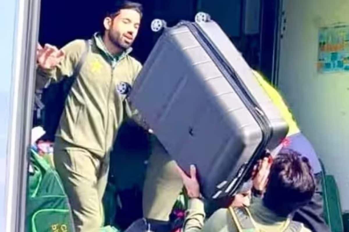 गजब बेइज्जती है.. एयरपोर्ट पर ट्रक में सामान लादते दिखे पाकिस्तानी क्रिकेटर्स