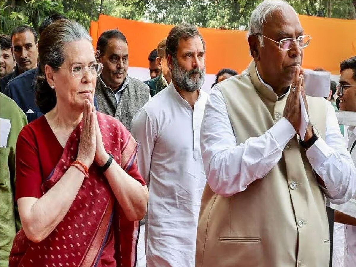 क्‍या सोन‍िया गांधी, खरगे और अधीर रंजन 22 जनवरी को जाएंगे अयोध्‍या? ट्रस्‍ट  ने भेजा न‍िमंत्रण पर... - Congress chief Mallikarjun Kharge and Sonia  Gandhi get invitations for Ram ...