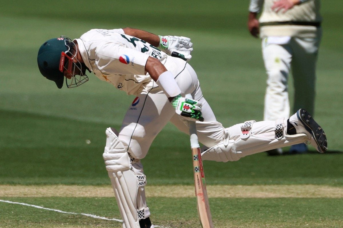 Video: ऑस्ट्रेलियाई खिलाड़ी पर भड़के बाबर आजम, बल्ला थमाकर बोले...