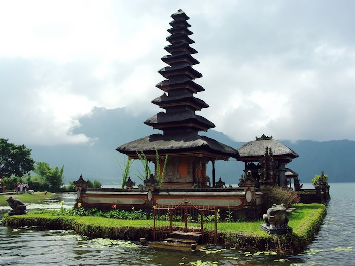 These 5 beautiful destinations are inviting you with open arms, the moment of romance will pass peacefully, it will remain in your memories for the whole life.