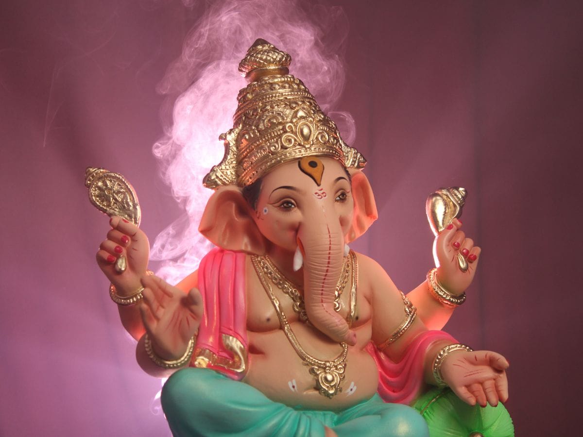 'ॐ श्रीं गं सौम्याय गणपतये वर वरद सर्वजनं में वशमानय स्वाहा।' भगवान गणेश को समर्पित यह मंत्र समाज में मान प्रतिष्ठा दिलाता है. इस मंत्र का भी 108 बार जाप करना चाहिए. पूजा के दौरान इस मंत्र का जाप करने से व्यक्ति की नौकरी की समस्या तुंरत हल हो जाती है. साथ ही तरक्की के द्वार खुलते हैं.  (Image- Canva)