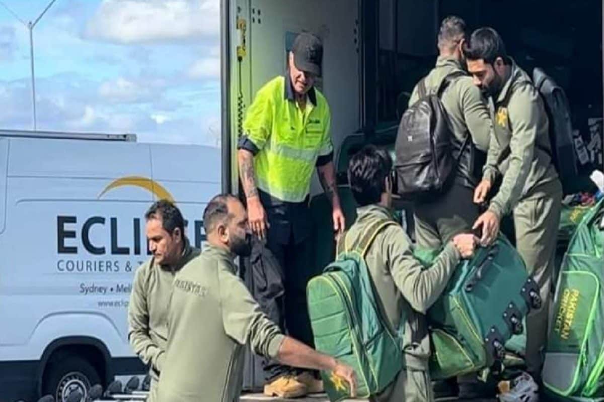 एयरपोर्ट पर पाकिस्तान टीम ने क्यों उठाया लगेज, क्या नहीं की किसी ने मदद?