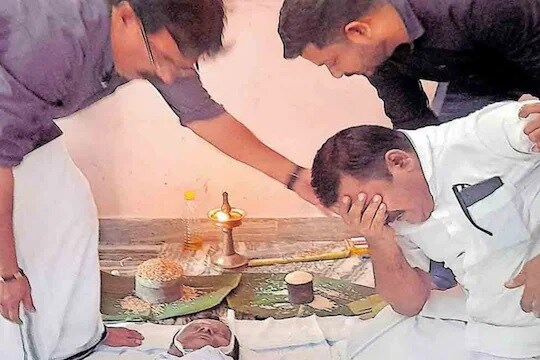 केरल में मुस्लिम व्यक्ति और उसके भतीजे ने हिंदू भाई राजन का अंतिम संस्कार किया