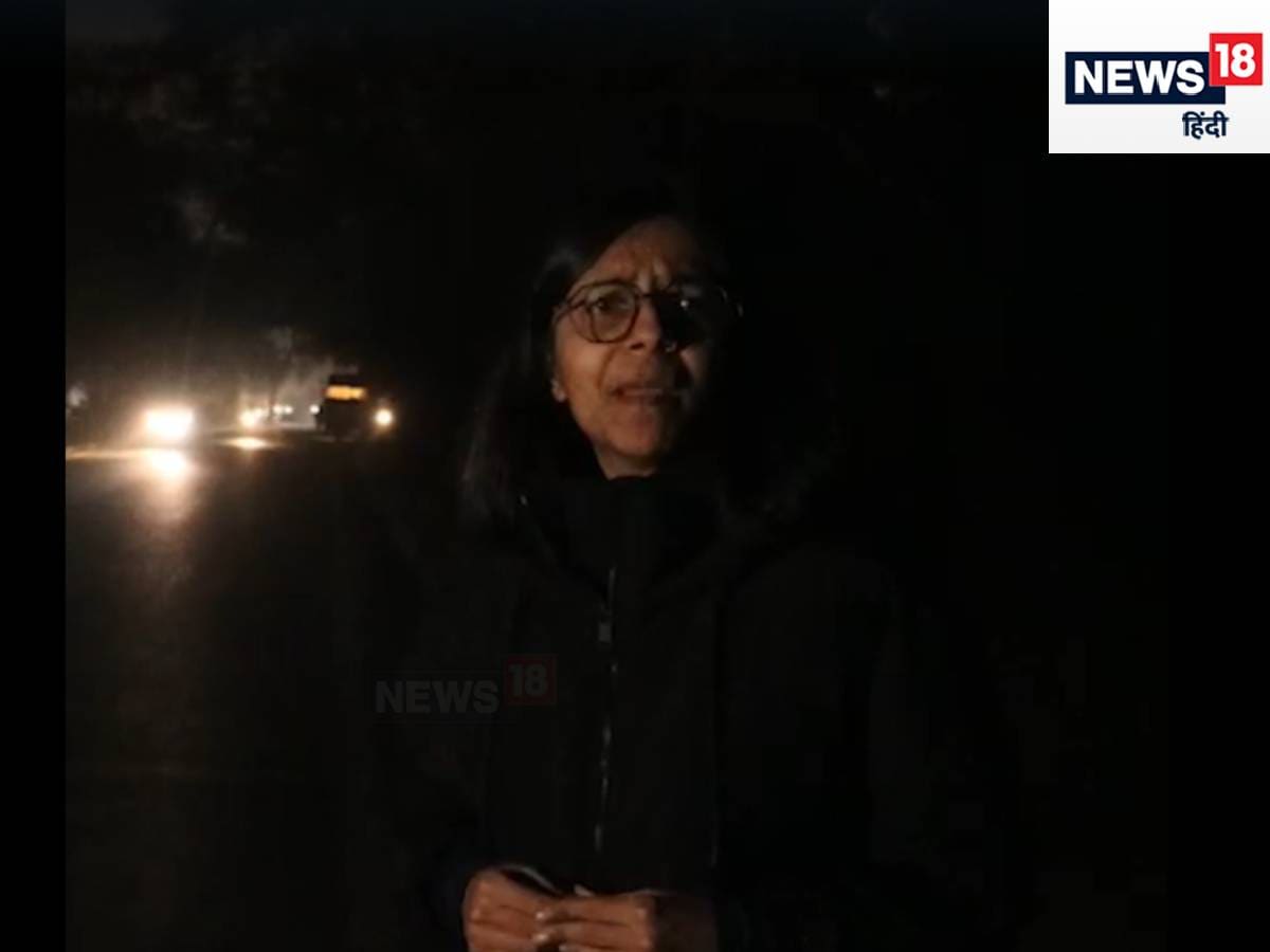 दिल्‍ली की सड़कों पर इतना अंधेरा है कि आसपास खड़े दो लोग भी एक दूसरे को नहीं दिखाई देते.  