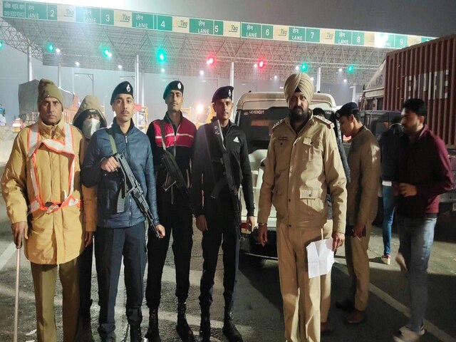 NH पर गाड़ियों को चेक कर रही थी पुलिस, कार से मिले इतने रुपए कि उड़ गए होश