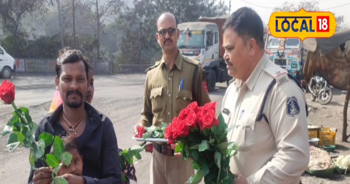 यातायात पुलिस का अनोखा अंदाज, राहगीरों को दे रही गुलाब का फूल, सड़क सुरक्षा को लेकर कर रही अपील