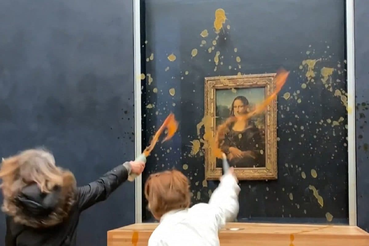 'जरूरी क्या? कला या ...' नारा लगाती 2 महिलाओं ने पेंटिंग मोनालिसा पर फेंका सूप