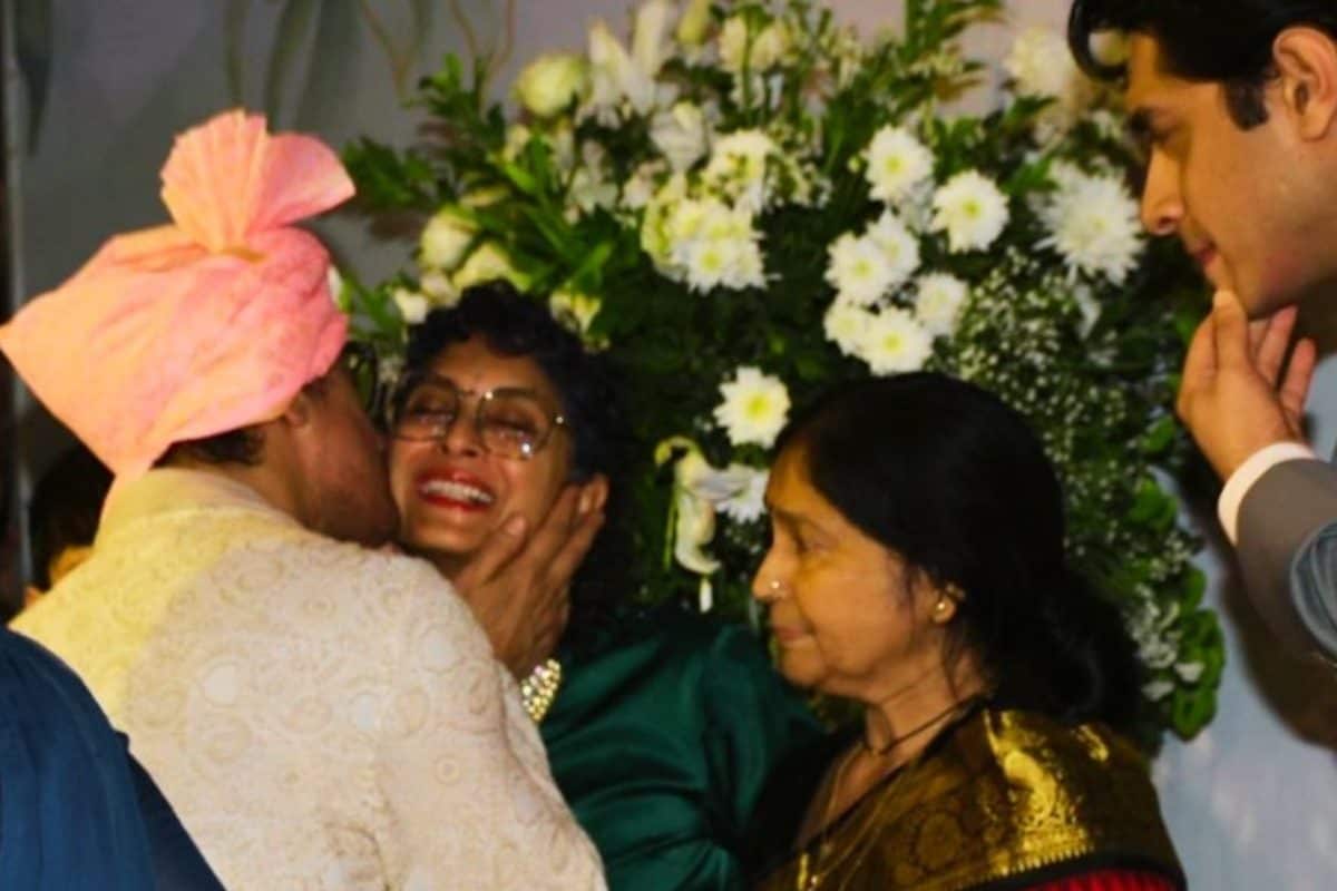बात कर रही थीं किरण राव, आमिर खान ने पहली पत्नी के सामने अचानक कर लिया KISS