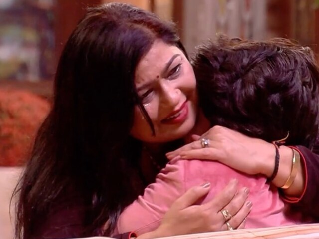 BB17: समर्थ को चांटा मारना सही! अभिषेक कुमार की मां ने किया बेटे का सपोर्ट BB17: समर्थ को चांटा मारना सही! अभिषेक कुमार की मां ने किया बेटे का सपोर्ट