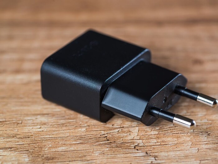 सिर्फ काले और सफेद ही क्यों होते है चार्जर, क्या है इसकी वजह 2 canva