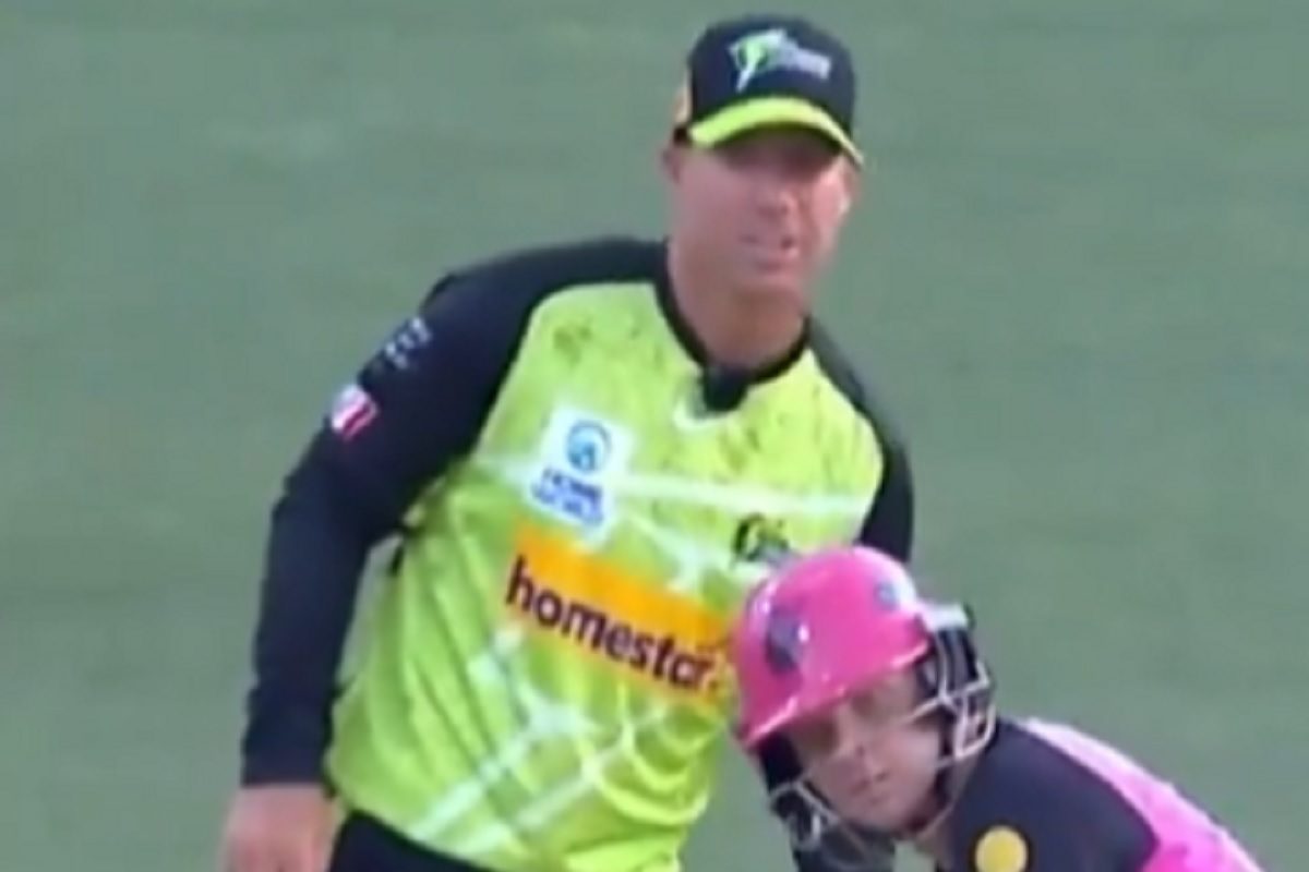 VIDEO: डेविड वॉर्नर ने स्मिथ को भी नहीं छोड़ा, भरे मैदान में किया स्लेज