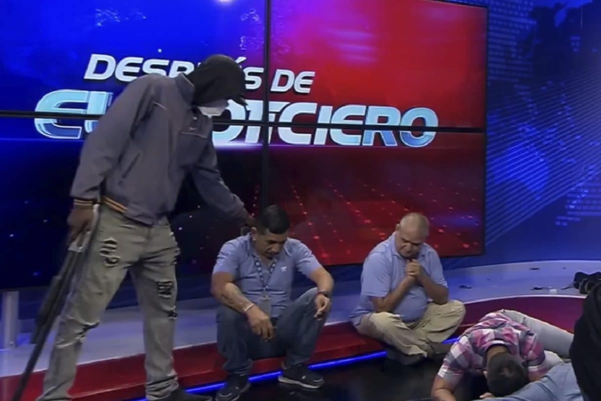 'हमारे पास बम..' इक्वाडोर में TV स्टूडियो में घुसे बंदूकधारी, जंग का किया ऐलान