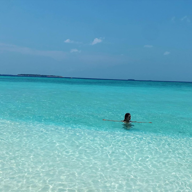 Maldives Row: समंदर में ईशा गुप्ता ने लगाई डुबकी, दूर तक दिखा नीला ...
