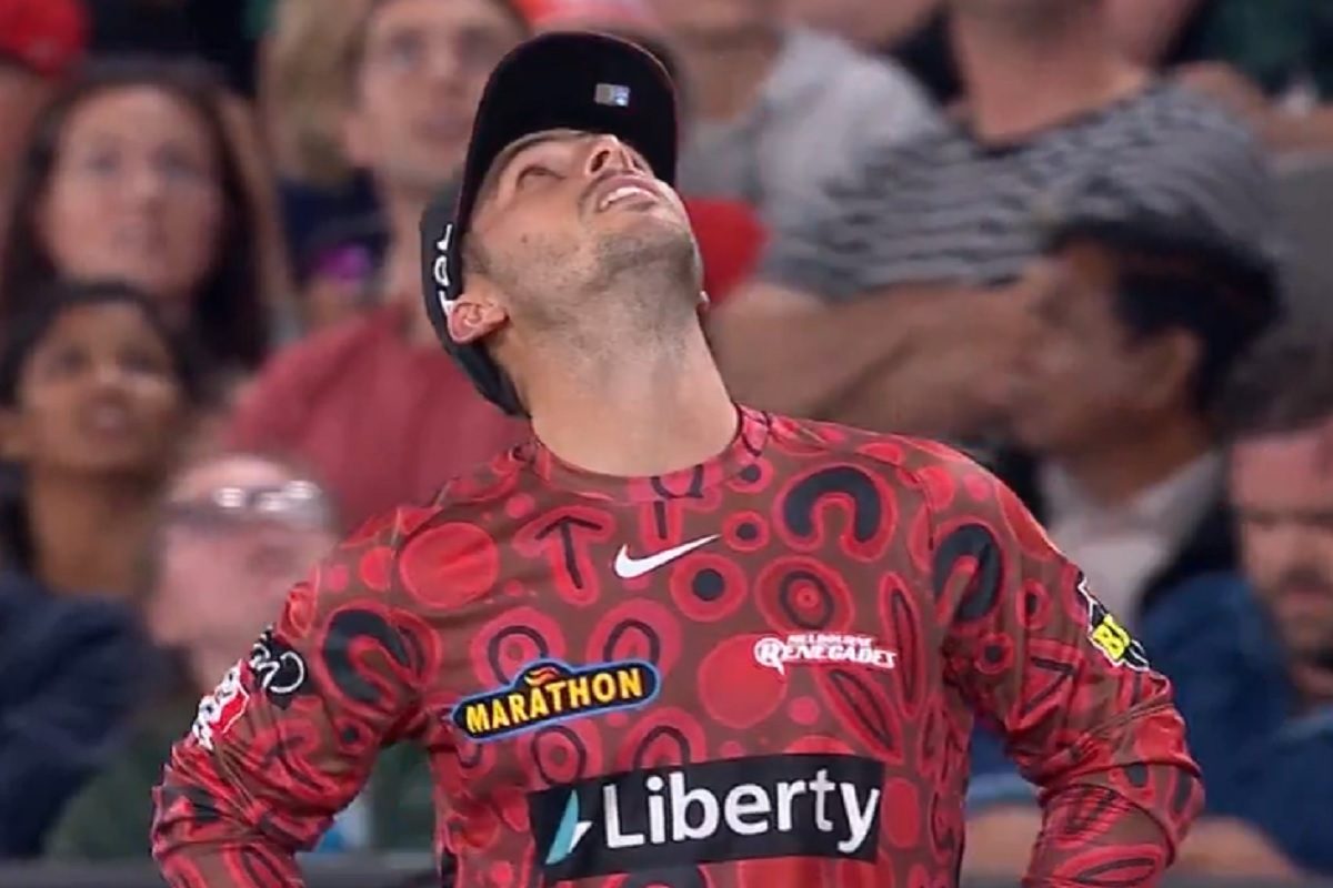 ऑस्ट्रेलिया के खूंखार बैटर ने ठोका अजूबा सिक्सर, आसमान ताकते रहे फील्डर