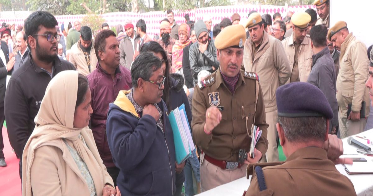 जनसुवाई में फरियाद लेकर पहुंची महिला, बोली- CO-ASI ने जमीन पर किया कब्जा,  दंग रह गई पुलिस - Woman reached public hearing with complaint said CO ASI  captured her land Jaipur police