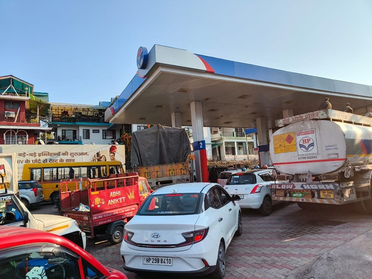 Hit and Run Law: हिमाचल के मनाली-मंडी में पेट्रोल-डीजल के लिए हाहाकार, HRTC ने 51 रूट बंद किए - Hit and Run New Law Petrol and Diesel HRTC 51 Routes Stopped Manali