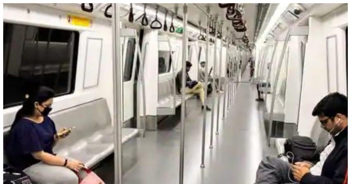 The couple exceeded all limits in Delhi Metro, people asked what to do to agree?